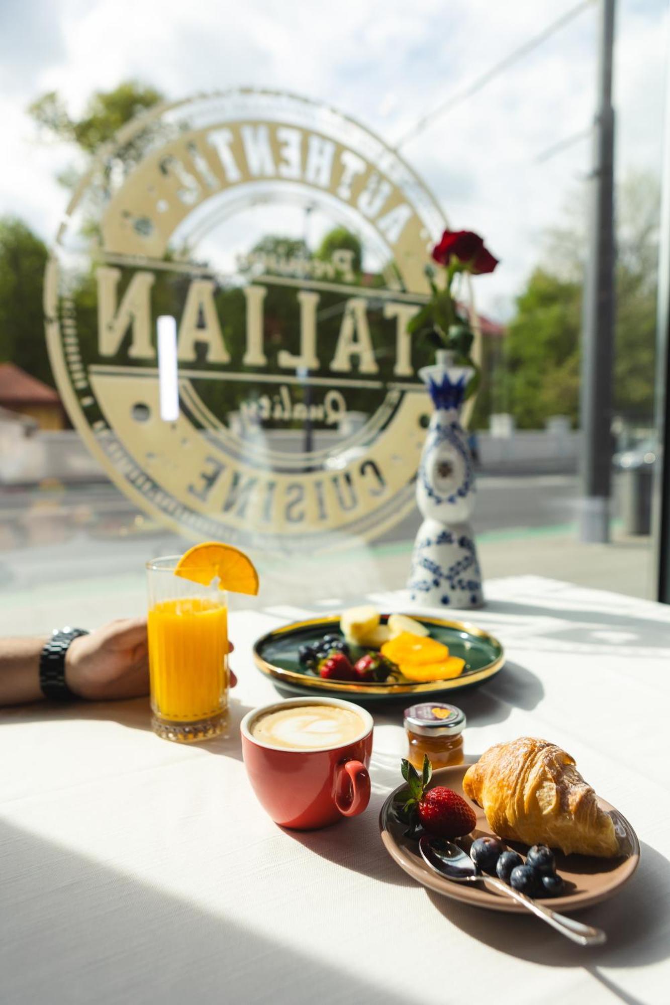 Hotel Platinia Клуж-Напока Екстер'єр фото MALLAT